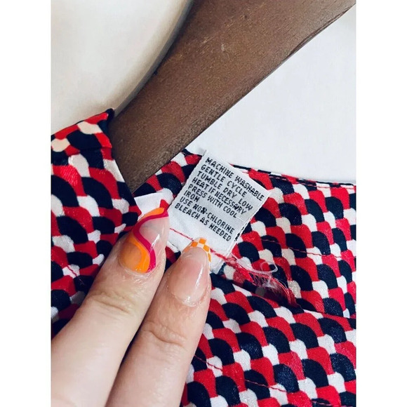 Vintage 80s Size 10 Short Sleeve Red and Black Patterned Blouse - Picture 5 of 6